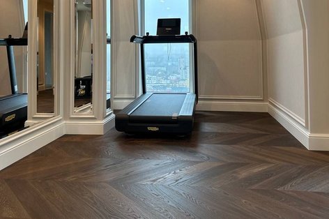 Fitnessraum mit Französch Fischgrätboden Eiche kerngeräuchert