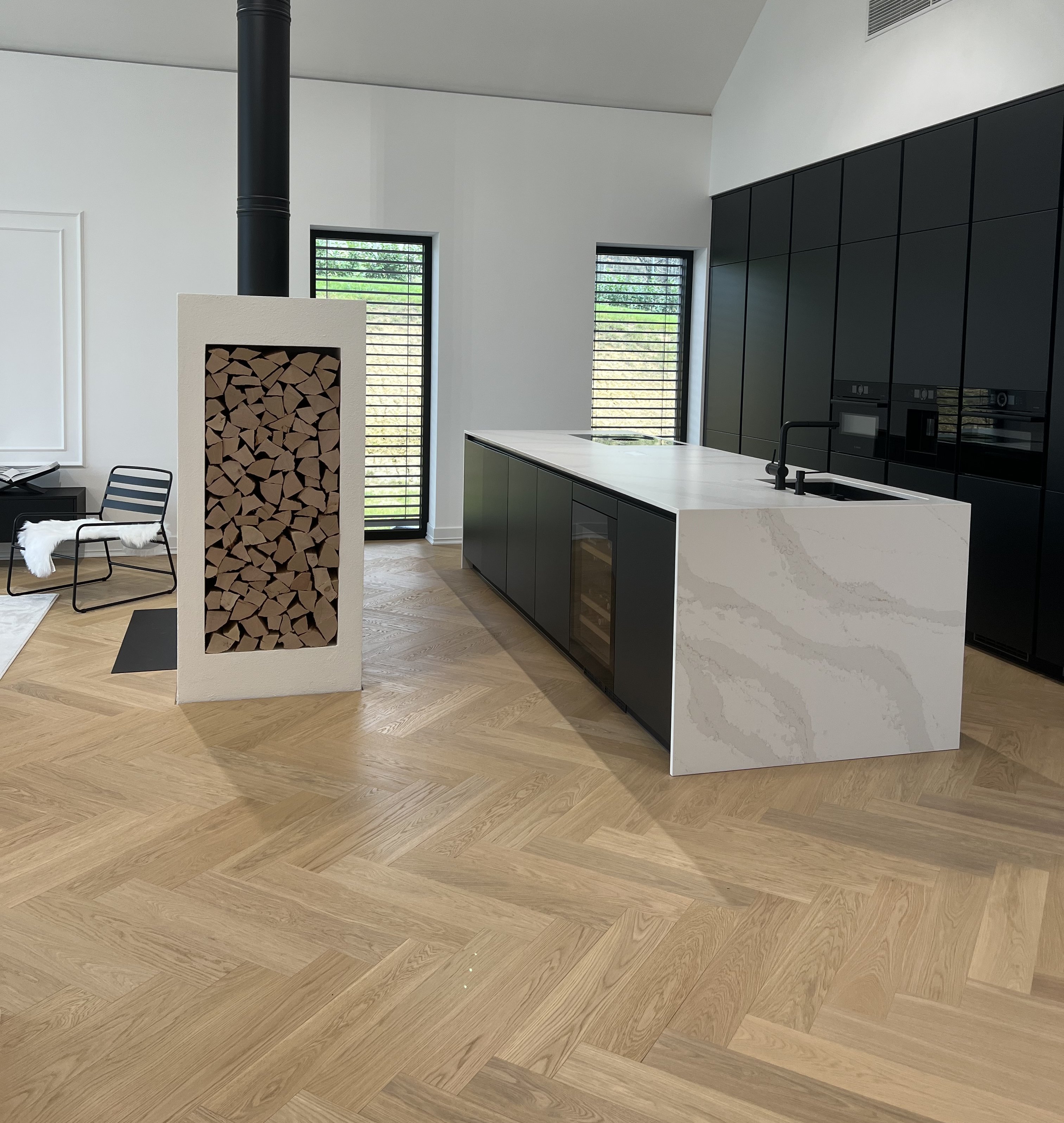 Parkettboden in der Küche mit Holzofen als Raumtrenner