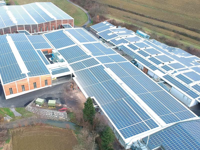[Translate to EN:] Photovoltaic-Dachanlage am Scheucher Unternehmensgelände