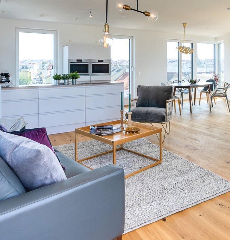 Eichenparkett rustikal in offenem, hellen Wohnraum mit moderner Einrichtung