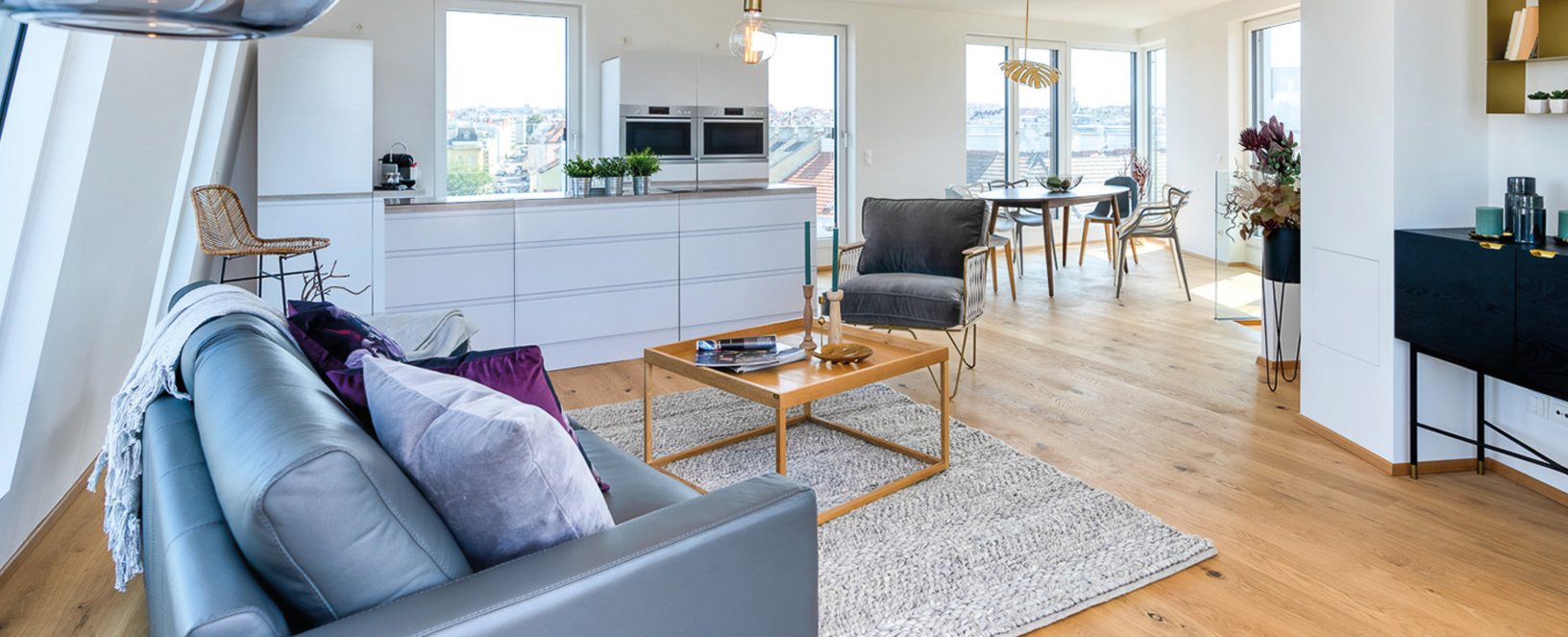 Eichenparkett rustikal in offenem, hellen Wohnraum mit moderner Einrichtung