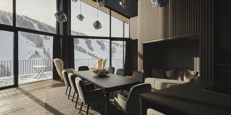 Luxuriöses Chalet mit Parkett Eiche gebürstet geölt in Grau und modernen Elementen in Chrom