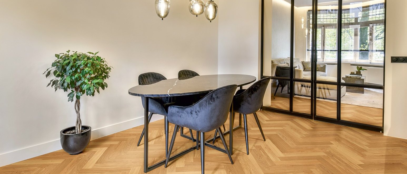 Fischgrät Parkett Eiche in modernen Wohnraum mit schwarzen Industrietüren