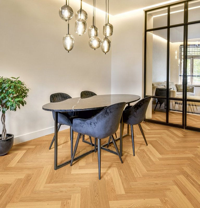 Fischgrät Parkett Eiche in modernen Wohnraum mit schwarzen Industrietüren