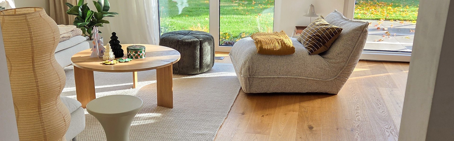 Natürliches Eichenparkett in hellem Wohnzimmer