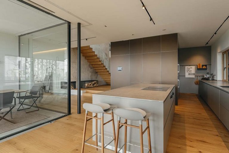 Kitchen with bar in gray on plank in natural oak