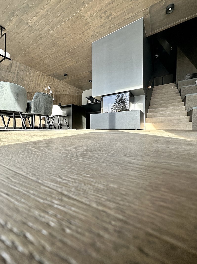 Detailaufnahme der stark gebürsteten Eichen-Landhausdiele in Grau.