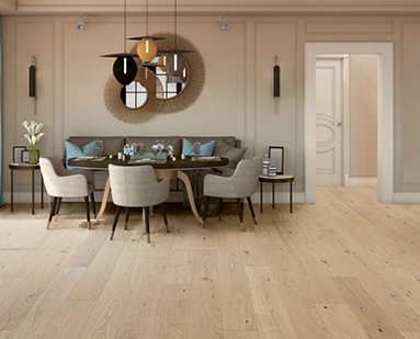 Klassisches Esszimmer mit beiger Stuckwand und grauen Eichendielen. Die Esszimmermöbel in Beige und Grau ergänzen das Gesamtkonzept perfekt.