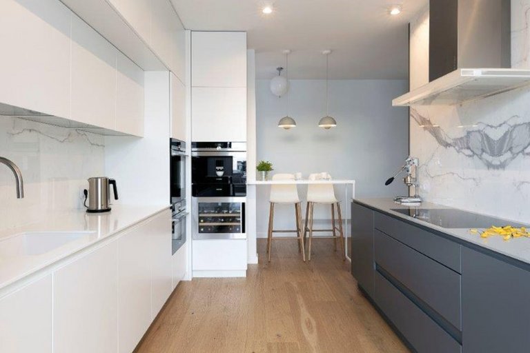 Moderne Küche in anthrazit und weiß mit Eichenparkett