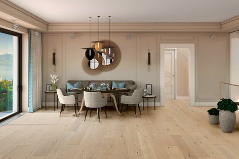 Elegantes Esszimmer mit gräulichem Parkett, goldenen Wandspiegeln, samtbezogenen Esszimmerstühlen und beige gestrichener Wand – stilvolle Kombination aus neutralen Tönen und luxuriösen Akzenten.