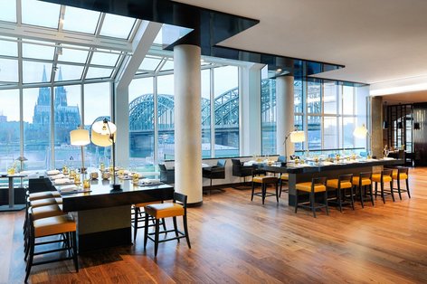 Hotel Speisesaal mit Nussparkett und Blick auf den Kölner Dom 