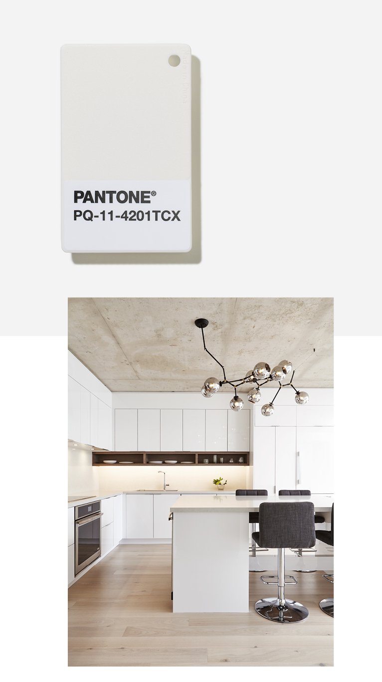 Landhausdiele Eiche weiß in weißer Küche mit Sichtbetondecke und chromfarbener Hängeleuchte.