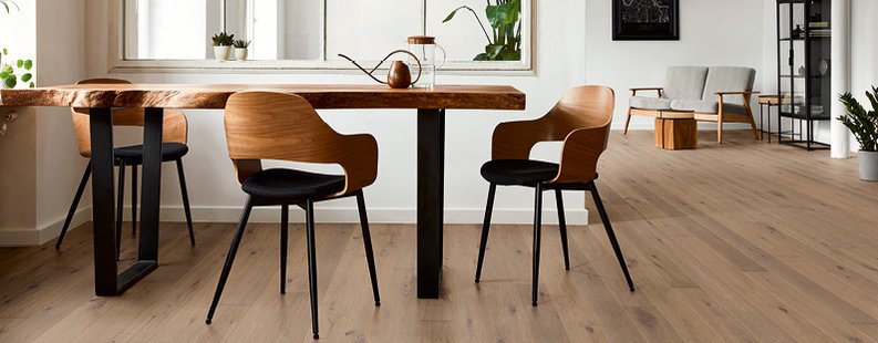 Modern industrial look in the dining room with grayish parquet flooring