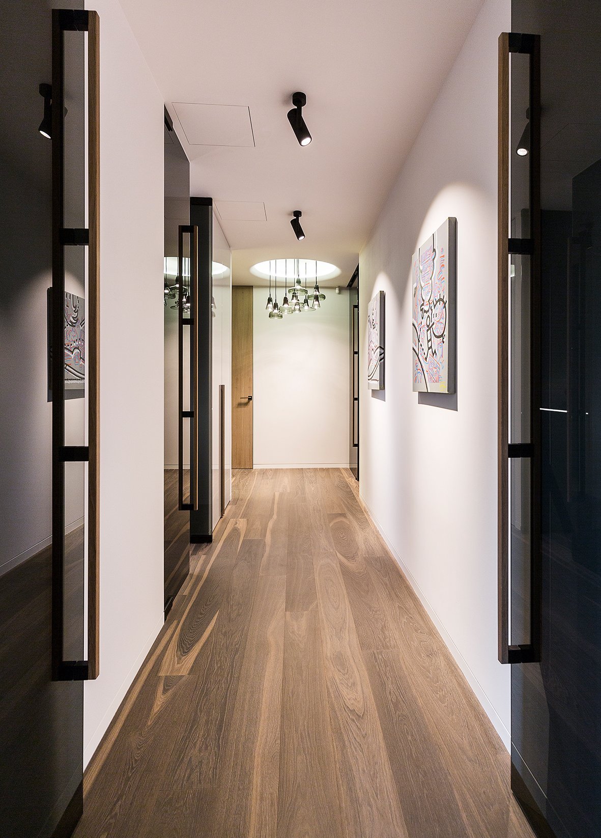 Flur modern mir edler Landhausdiele in dunkler Eiche