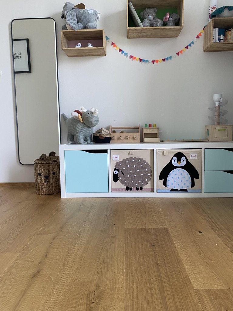 Jungenzimmer mit Holzboden und Kallax Regal