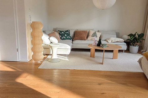 Landhausdielen Eiche in hellem Wohnzimmer mit natürlichen Wohnaccessoires