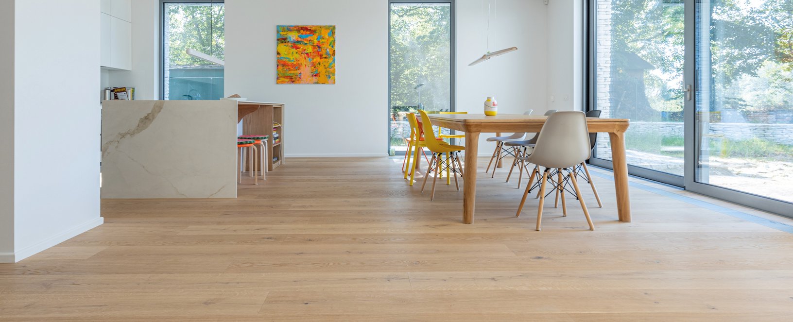 Eichenparkett rusikal weiß in hellem Esszimmer und Küche mit Marmorblock
