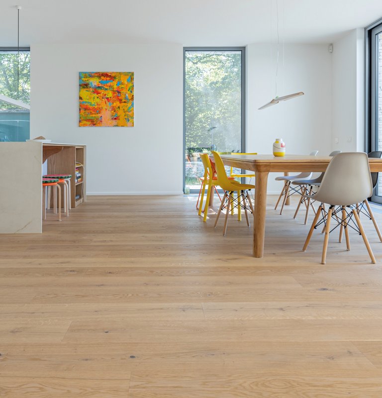 Eichenparkett rusikal weiß in hellem Esszimmer und Küche mit Marmorblock