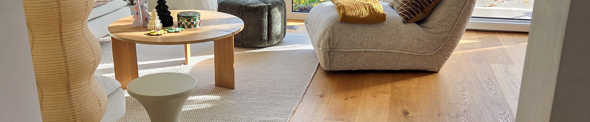 Gemütliche Wohnlandschaft in beige auf Eichenparkett