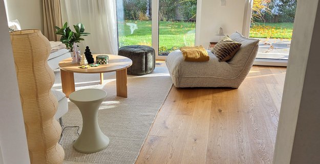 Gemütliche Wohnlandschaft in beige auf Eichenparkett