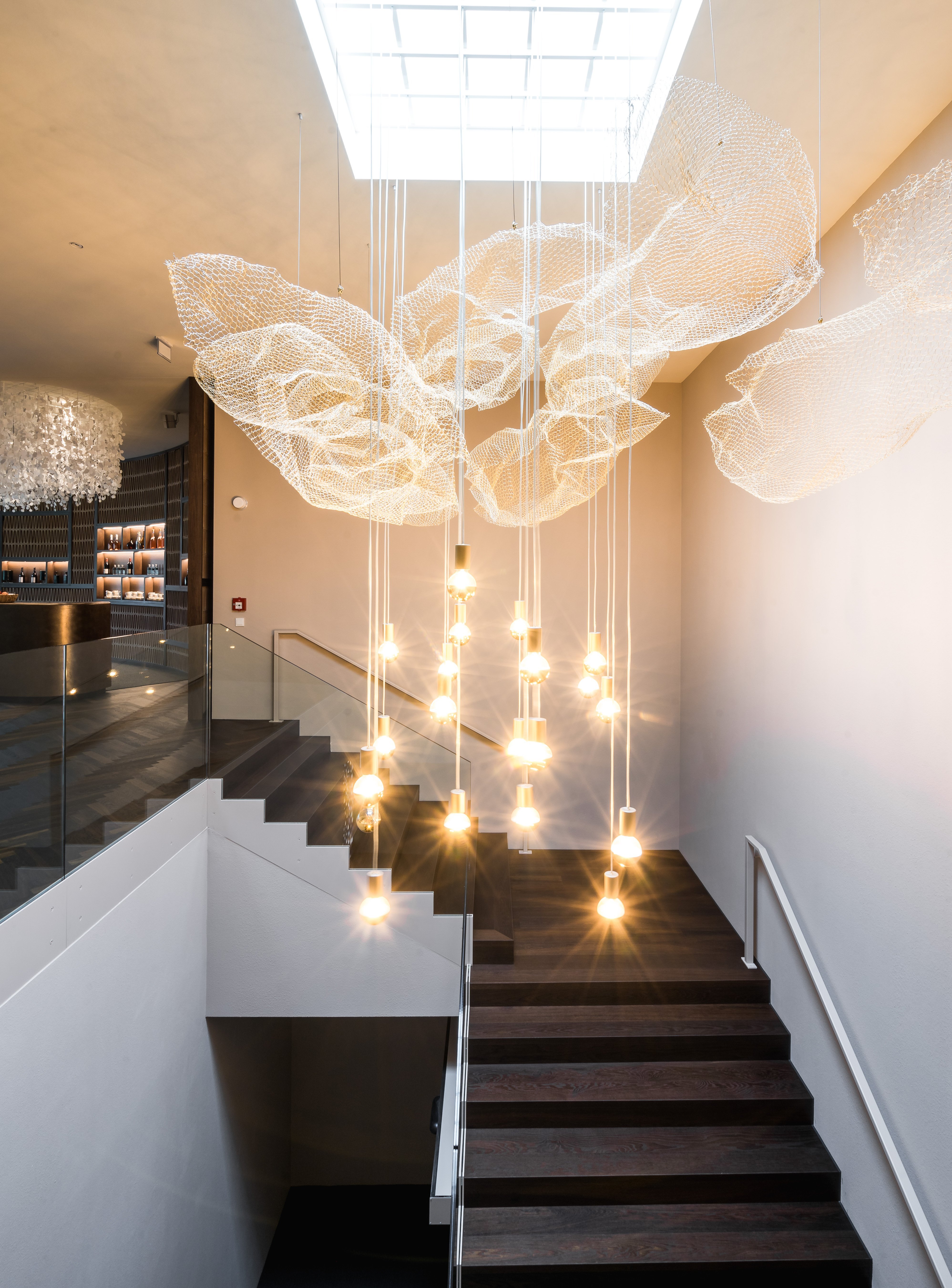 Holztreppe aus Eiche kerngeräuchert mit imposanter Pendelleuchte