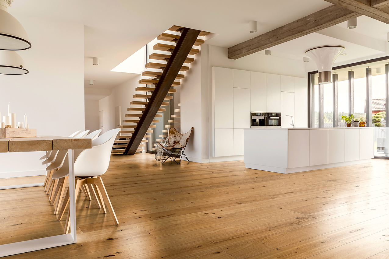 WOODflor NOVOLOC 5G 222 Eiche Country Akzent Modernes Esszimmer und weiße Küche mit rustikalen Landhausdieilen in Eiche
