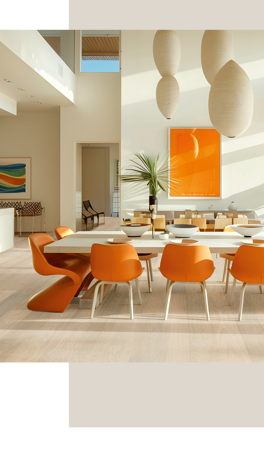 Hoher offenener Raum mit großen Pendelleuchten in Naturfarben. Am Boden findet man weiß geölte Landhausdielen in Eiche und darauf stehen moderne orange Esszimmerstühle. Der raum wird mit orangen Bildern und Pflanzen veredelt.