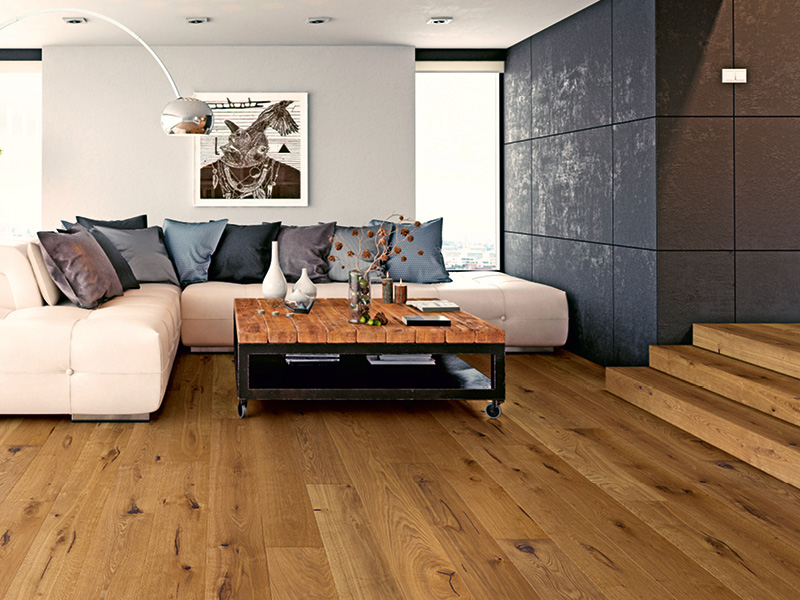 Wohnzimmer mit hellem Sofa Holzboden und Holztreppe aus rustikaler Eiche 